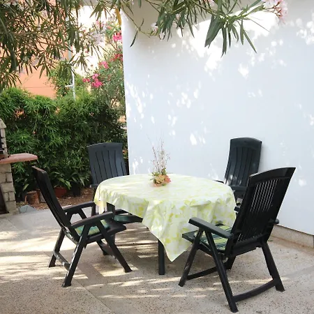Daire Comfortable Apartmentzadar Borikup To 5 Persons